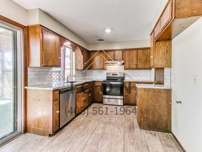 Foto del edificio - 652 W Hillcrest Dr