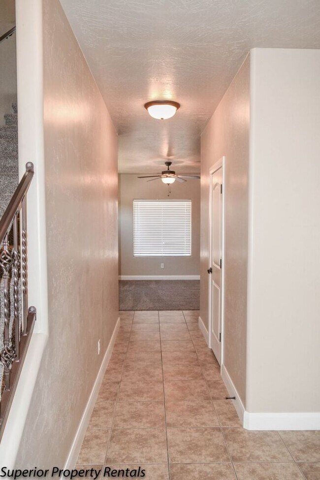 Foto del edificio - 4 bed, 2.5 bath duple unit w/2 car garage