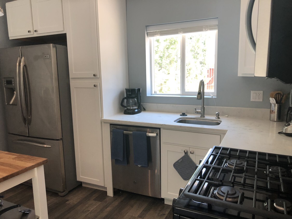 Foto principal - 6331 Longridge Ave