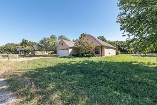 Building Photo - Sweet 3-2 near the water! What a find in c...