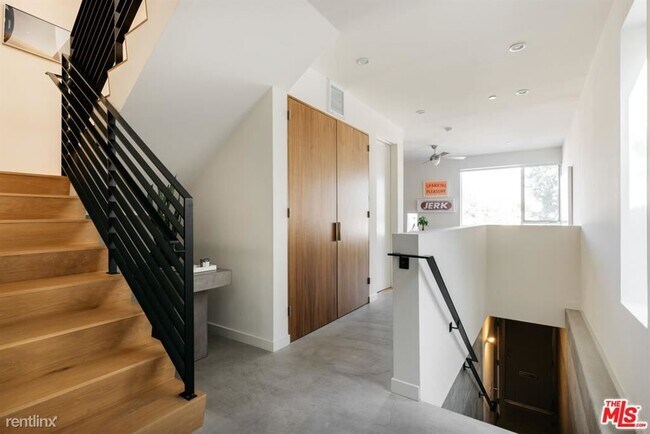 Building Photo - 3 br, 2.5 bath Townhome - 3253 Descanso Dr