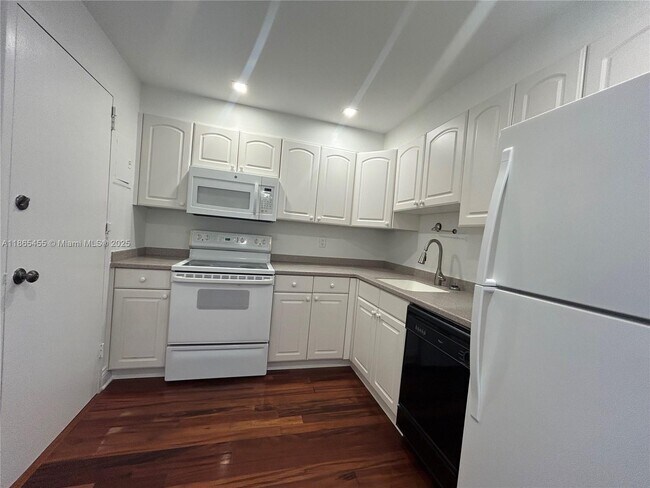 Building Photo - 401 Golden Isles Dr