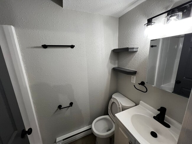 Building Photo - Beautiful 1 bedroom 1 Bathroom First Floor...