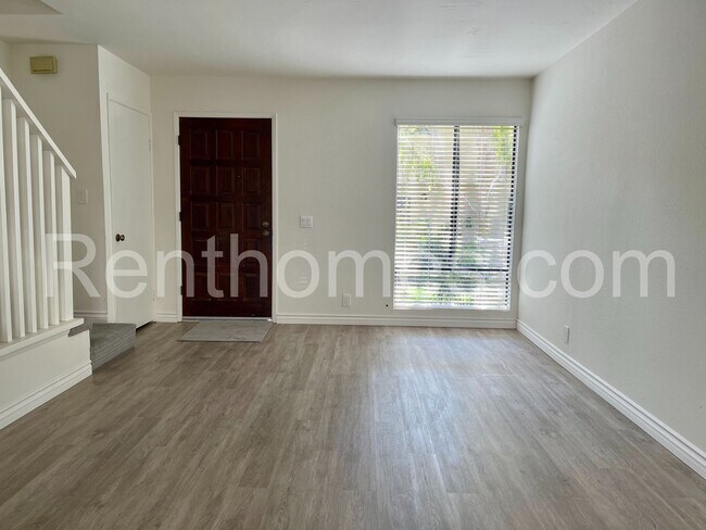 Foto del edificio - Clairemont, 2718-29 Ariane Drive -  Near Mission Bay, remodeled kitchen and bathroom!