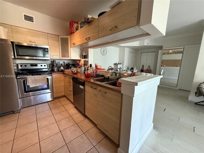 Foto del edificio - 17145 N Bay Rd