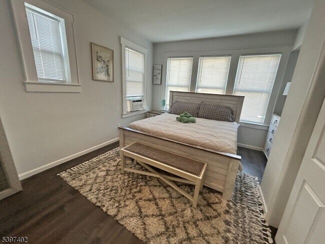 Building Photo - 142 Mapes Ave