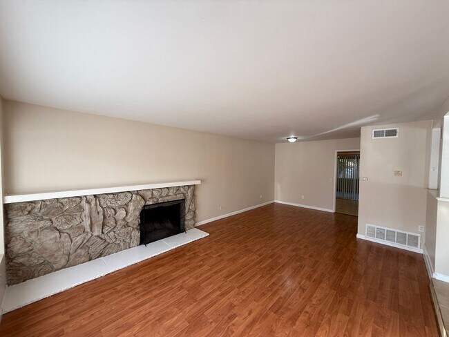 Foto del edificio - 5 bed 2.5 bath on New Mills!