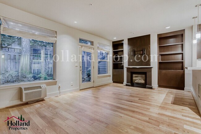 Foto del edificio - New Rent Price: $2,150 +$250 Off First 2 Full Months - Better Than New Light-Filled Townhome in H...