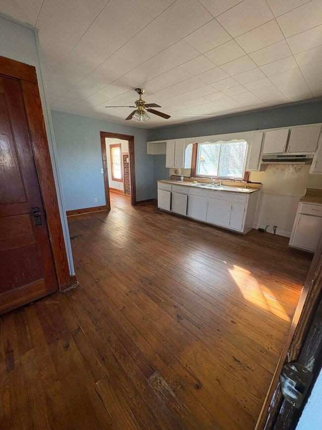 Building Photo - Country Living!