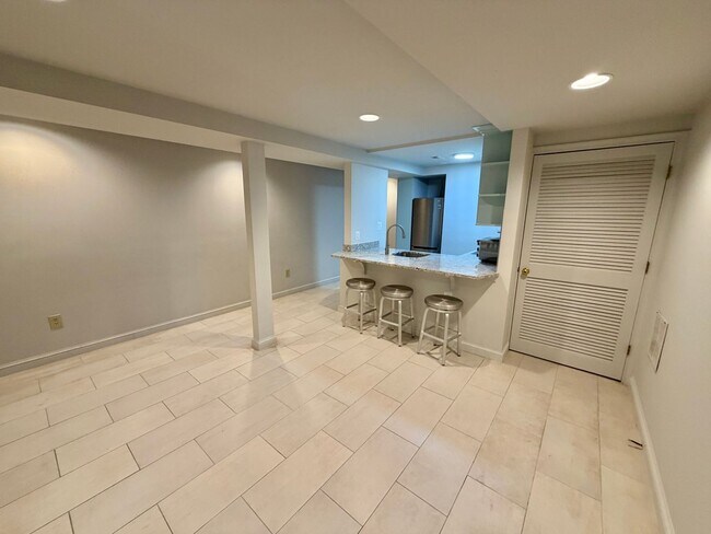 Foto del edificio - Delightful Dupont Tree-Lined Swann Street 2 Bedroom Lower Level Apt with W/D