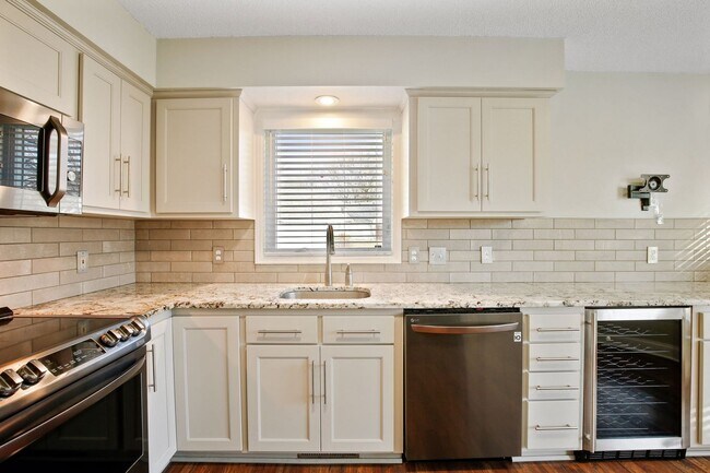 Foto del edificio - Pet-Friendly 3BR, 1/3.4 Home in Apple Vall...