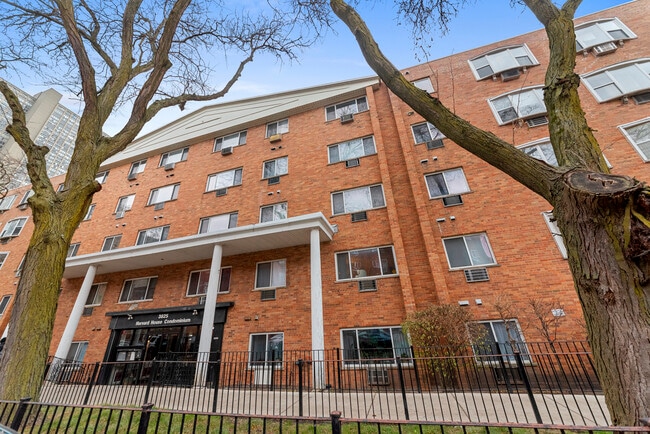 Building Photo - 3812 N Pine Grove Ave