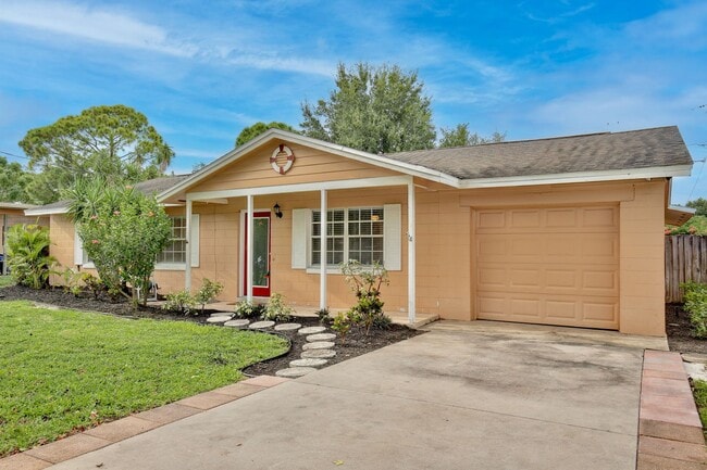 Foto del edificio - Beautiful 3/2 Spacious Pool Home with a Fe...