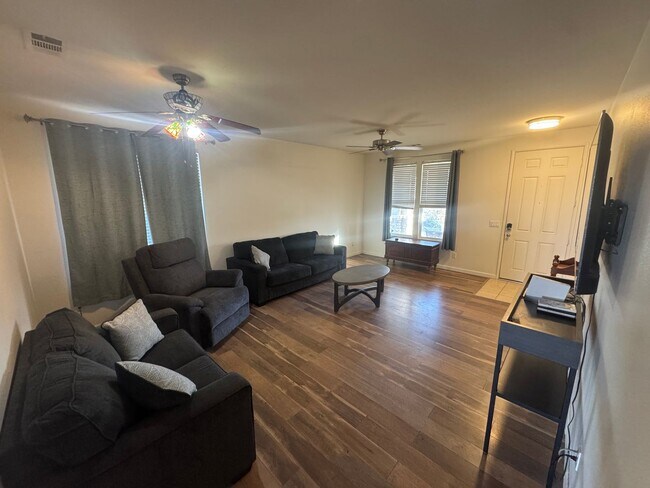 Foto del edificio - Beautiful Corner Lot