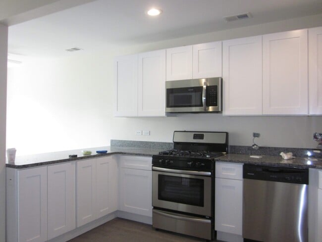 Building Photo - 2020 N Bissell St