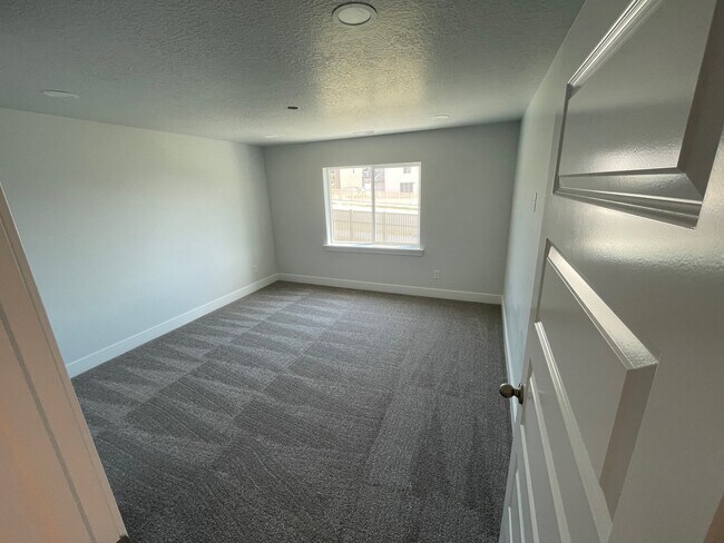 Foto del edificio - 946 N Olson Dr
