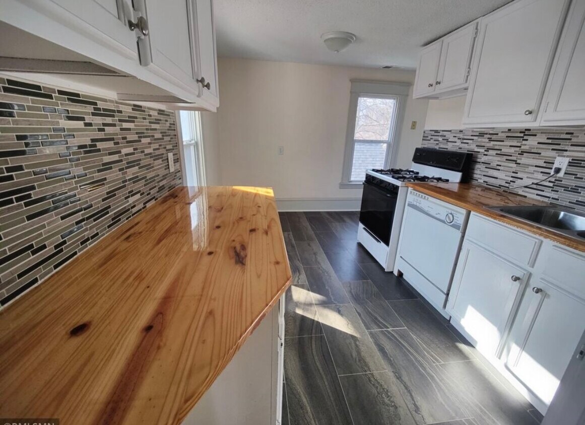 Foto principal - 2300 Madison St NE