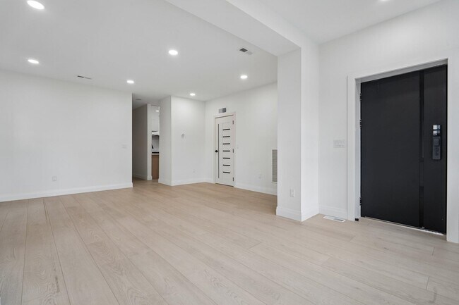 Building Photo - 423 Aurora Ave
