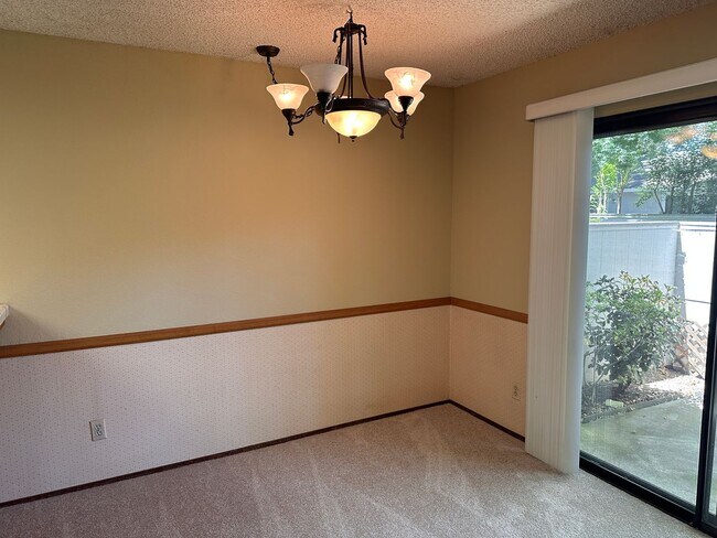 Building Photo - Clean 2 Bedroom 2.5 Bath Townhome in Park-...