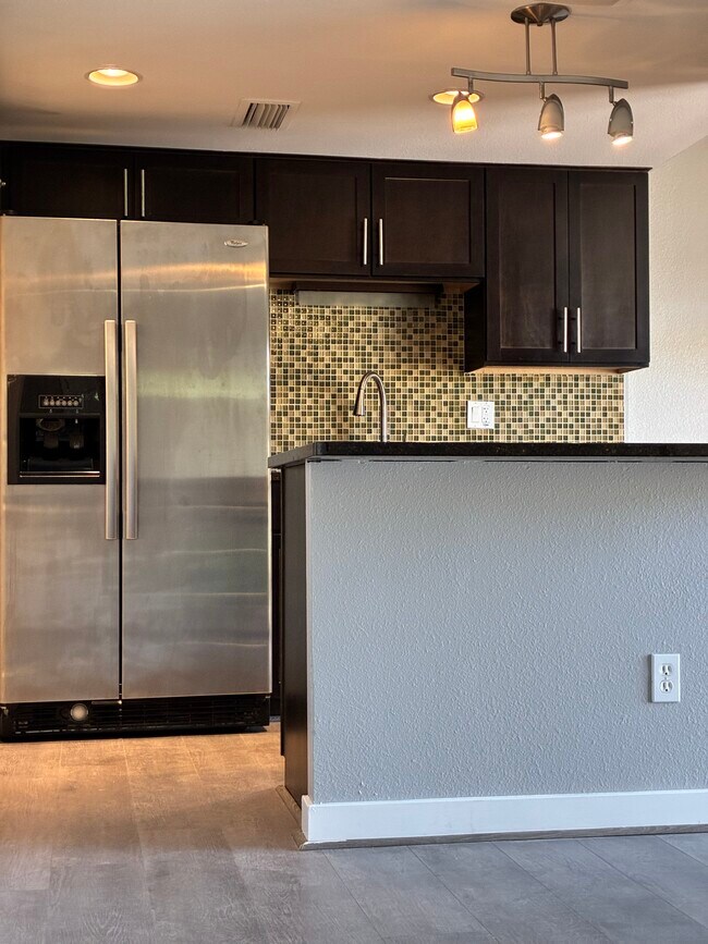 Building Photo - 7845 E Valley Vista Dr