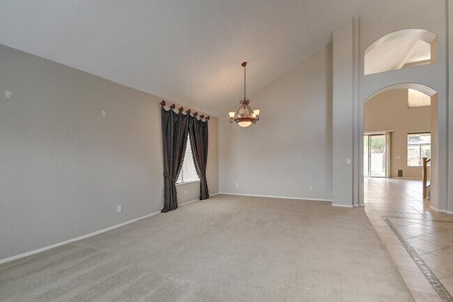 Building Photo - 1567 E Carob Dr