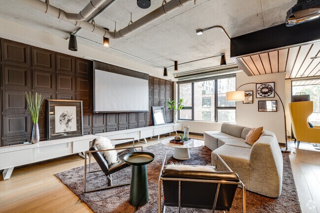 Una sala de cine multimedia con proyector y pantalla - HQ Apartments