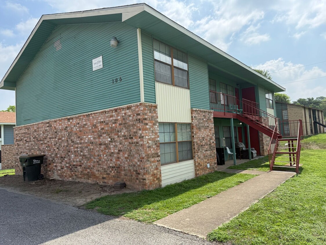 Foto del edificio - 2 Bedroom 1 Bathroom Unit in Quiet Fourplex!
