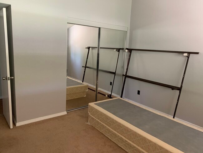 Building Photo - 5647 Winnetka Ave