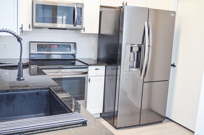 Foto del edificio - Stunning 1 bedroom 1 bath condo in The Gables