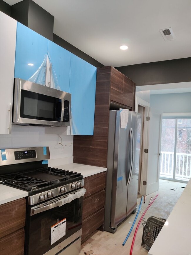 3 bed 2 Bath on Washington Sq. Central Heat/AC, In-Unit Washer and Dryer, Steps from the T Stop - 3 bed 2 Bath on Washington Sq. Central Heat/AC, In-Unit Washer and Dryer, Steps from the T Stop Apartment