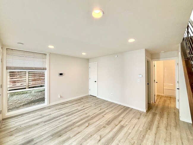 Building Photo - bright and cozy 2b2b townhouse