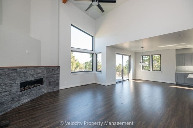 Building Photo - Stunning Home in Eagle Crest Resort Commun...
