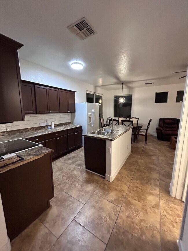 Foto del edificio - 5117 S 15th Pl