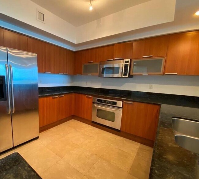 Foto del edificio - 14951 Royal Oaks Ln