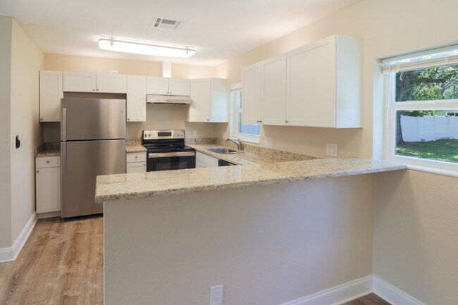 Large granite breakfast bar at kitchen - 708 62nd Ave S