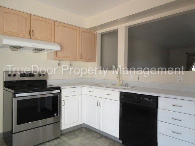 Building Photo - Wonderful 2 Bed Townhouse in Costa Mesa!
