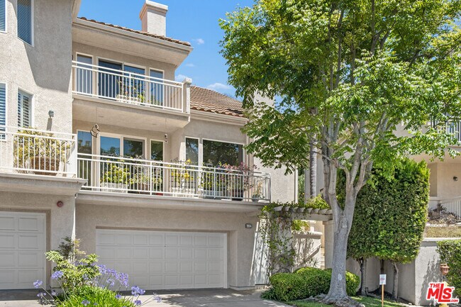 Building Photo - 682 Palisades Dr