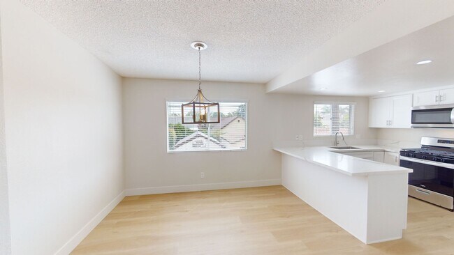 Building Photo - AVAILABLE NOW!!! 2 BEDROOM / 1 BATHROOM UP...