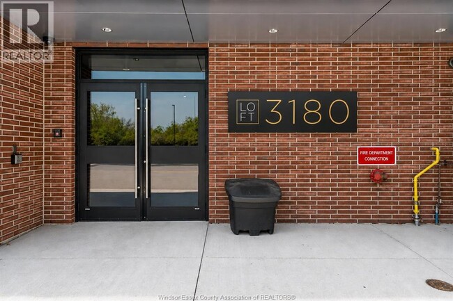 Building Photo - 3180 Meadowbrook Ln