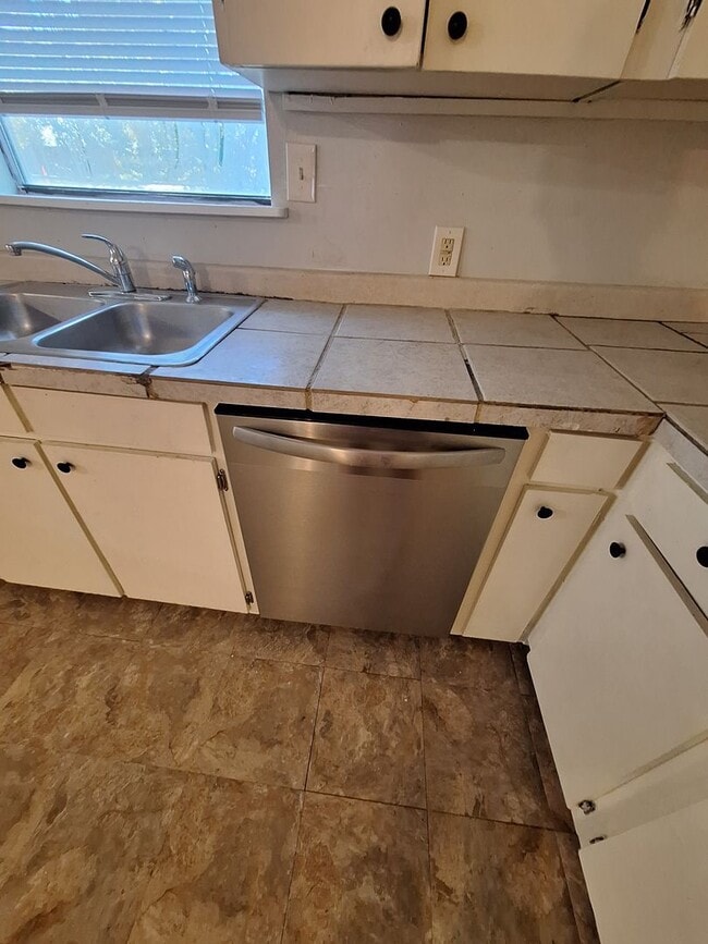 Building Photo - 4 Bedroom, 2 Bath in Clyde!