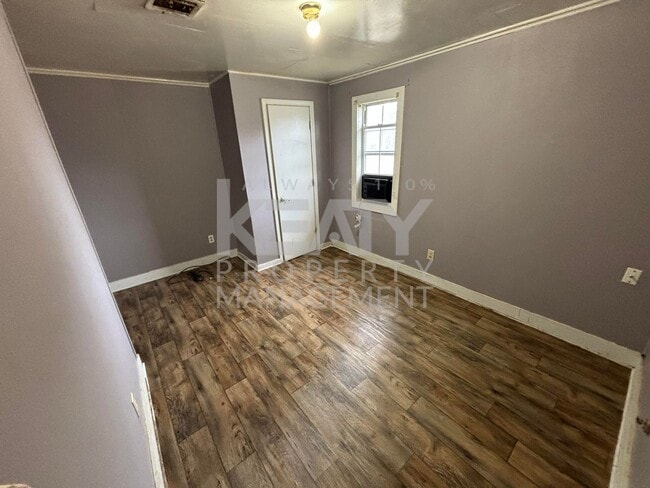 Building Photo - Two Bed, One Bath Home