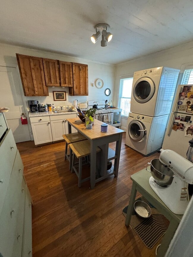 Building Photo - Historic 3 bedroom Home in downtown Clarks...