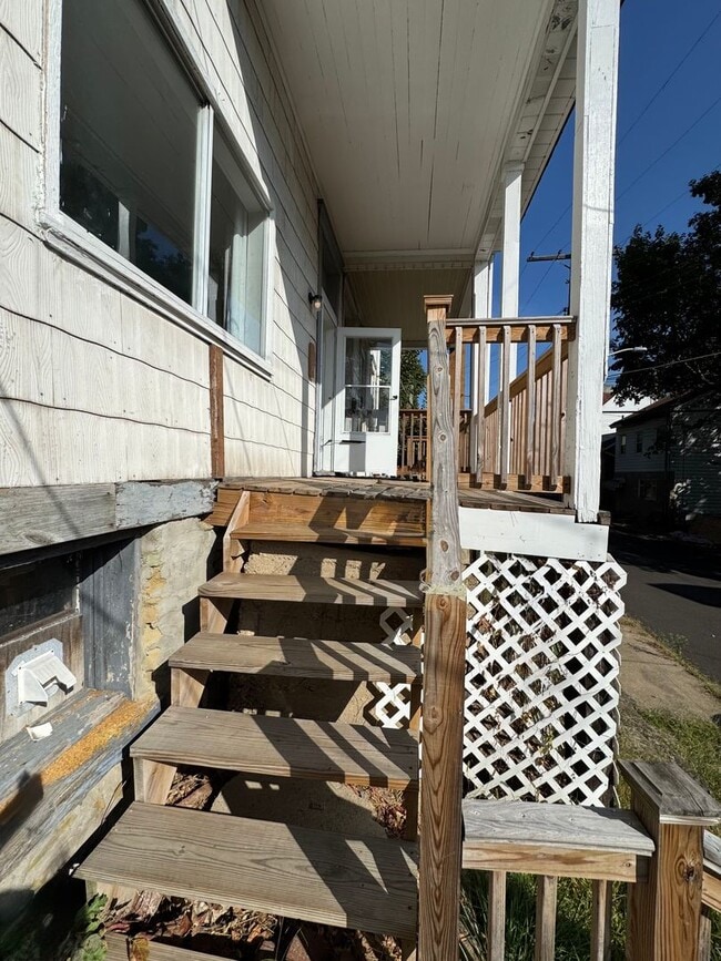 Building Photo - 4 Bedroom 1 Bathroom in Fineview!