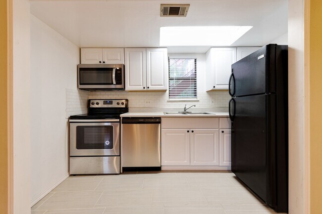 Foto del edificio - UT PRE-LEASE: 2 BR / 2 BA West Campus Condo - Walk to Campus - Newly Remodeled Kitchen