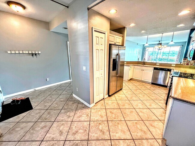 Building Photo - ANNUAL UNFURNISHED 2 bed 2 bath ground flo...