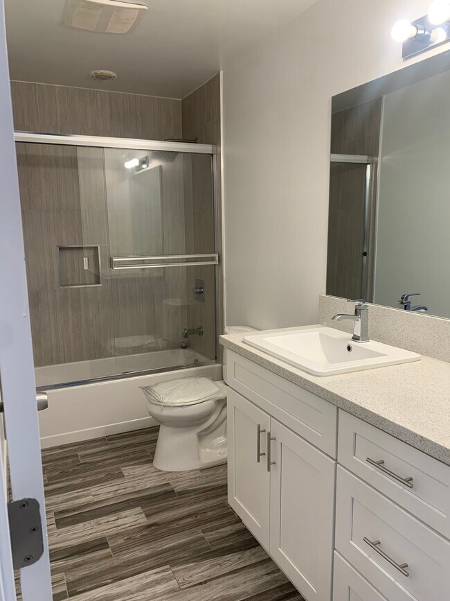 Hall bathroom - 5506 Camellia Ave