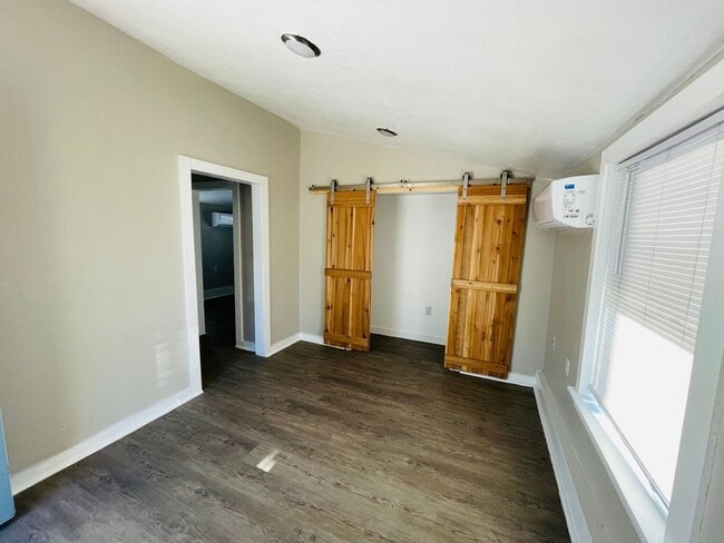 Building Photo - 805 W 3rd St