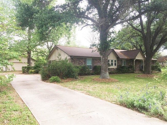 Building Photo - 18814 N Roselake Dr