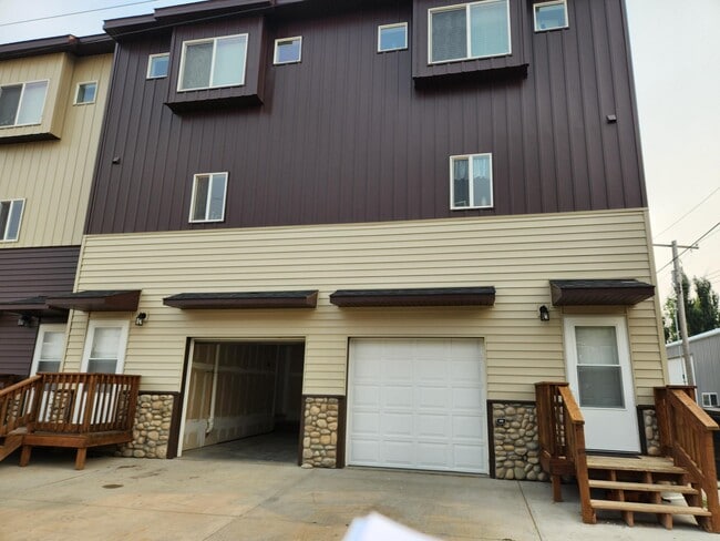 Building Photo - 206 Prairie Ave