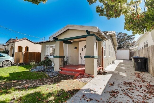 Building Photo - 150 16th Ave